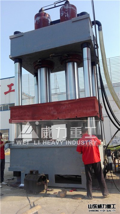 山东威力重工生产的1200吨三梁四柱液压机