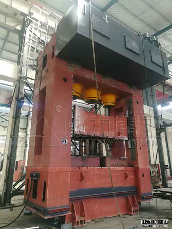 1200吨框架式液压机加工生产现场