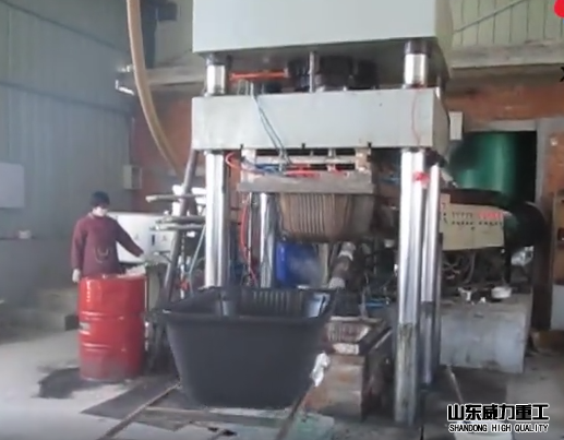 1500吨四柱液压机一次热压成型建筑塑料模壳产品