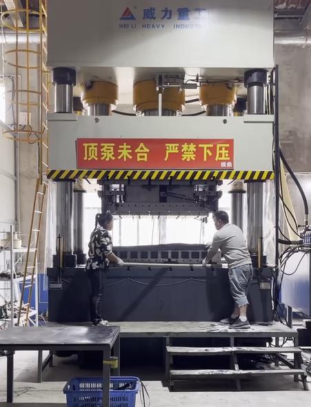 1000吨四柱液压机模压建筑塑料模板的机器设备